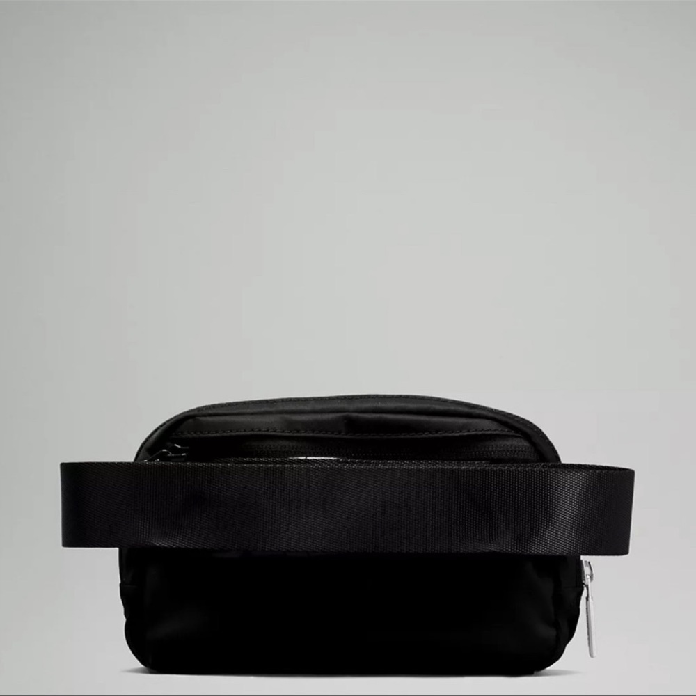 Lululemon Everywhere Belt Bag Black NWT - Picture 2 of 10